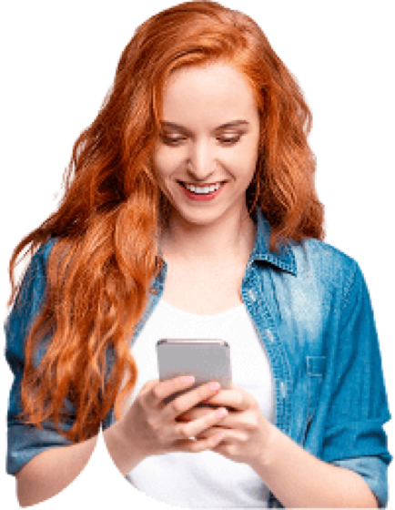 Comerciante sorrindo usando o celular