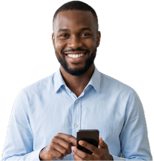 Microempreendedor individual sorrindo com celular na mão